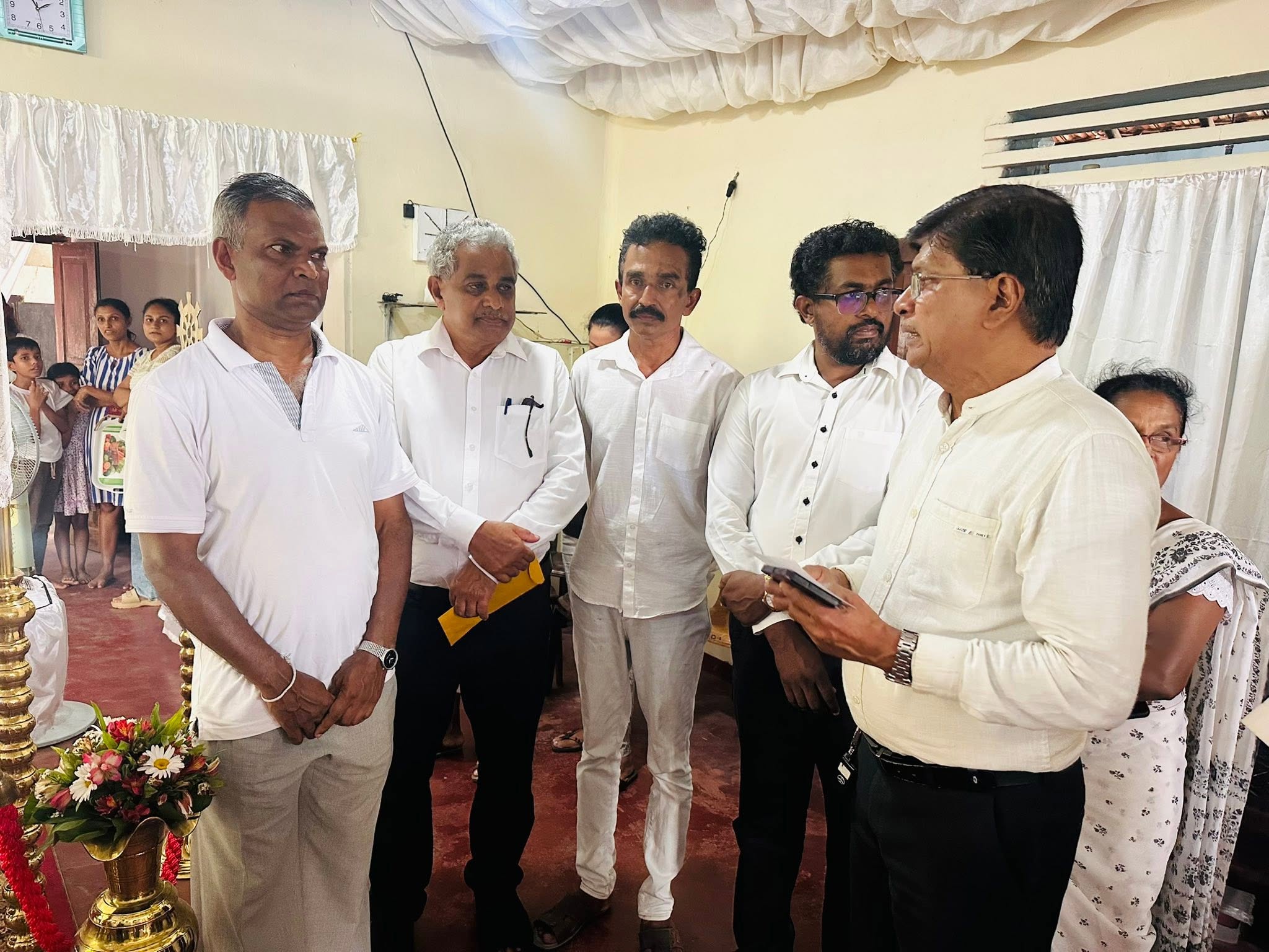 බස් අනතුරෙන් පීඩාවට පත් පවුල් සමඟ දුක බෙදාගත් ඇල්ලේ ජනතාව ❤️ — photo 3